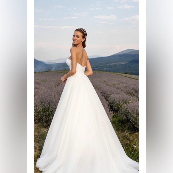 BRAND NEW WEDDING DRESS - UNALTERED - Picture 2 of 4